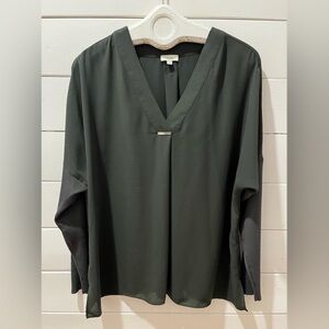 💚NWOT V-Neck Blouse with Metal Bar Detail – Dark Green (Size 16)💚